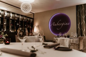 2 restaurantes; se sirven desayunos, almuerzos, cenas y cocina local 