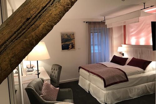 Premium bedding, pillowtop beds, minibar, in-room safe