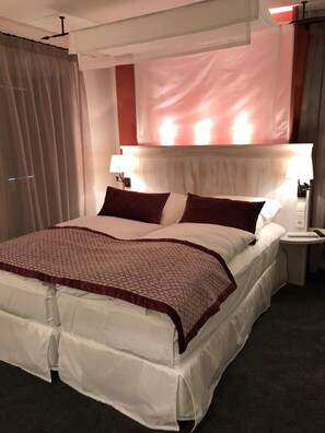 Premium bedding, pillow-top beds, minibar, in-room safe - Hotel Altes Amtshaus (Mulfingen)