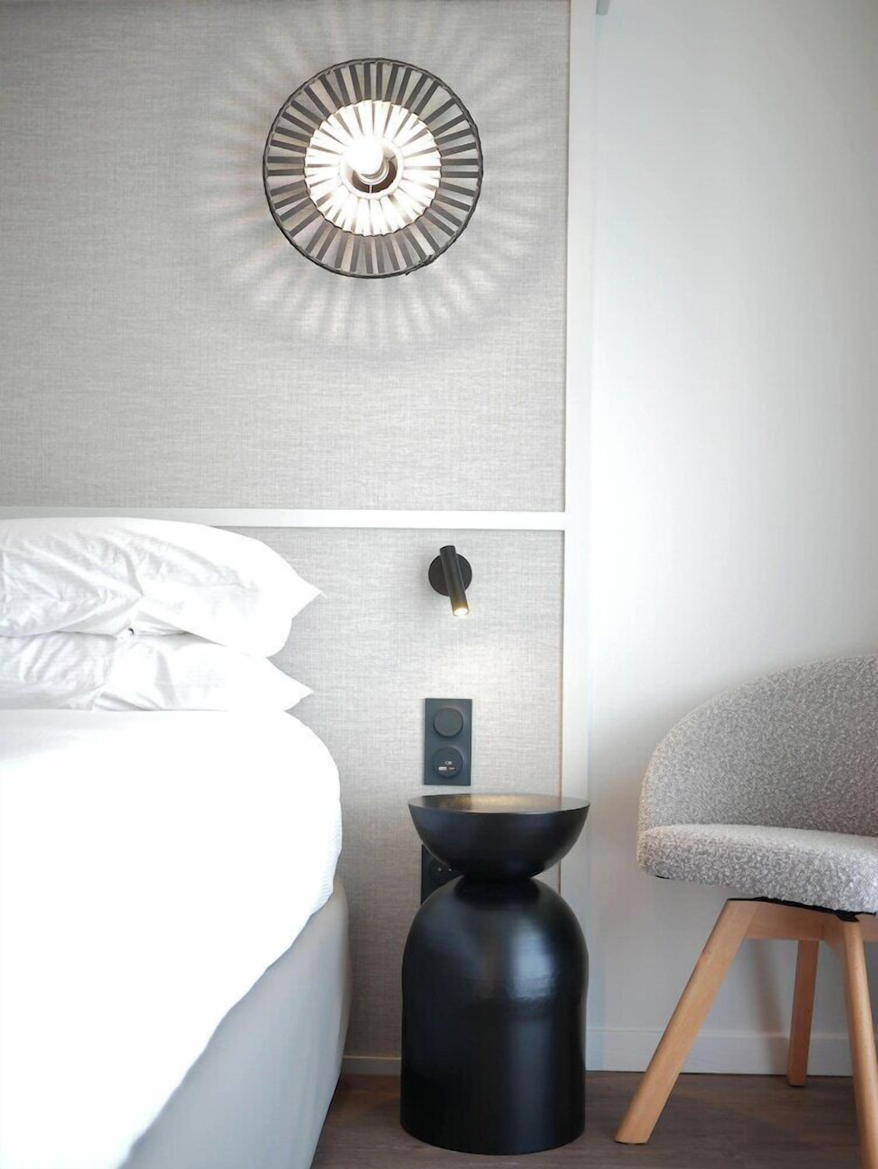 Premium bedding, in-room safe, iron/ironing board