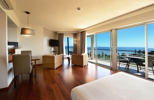 Ropa de cama de alta calidad y caja de seguridad en la habitación 