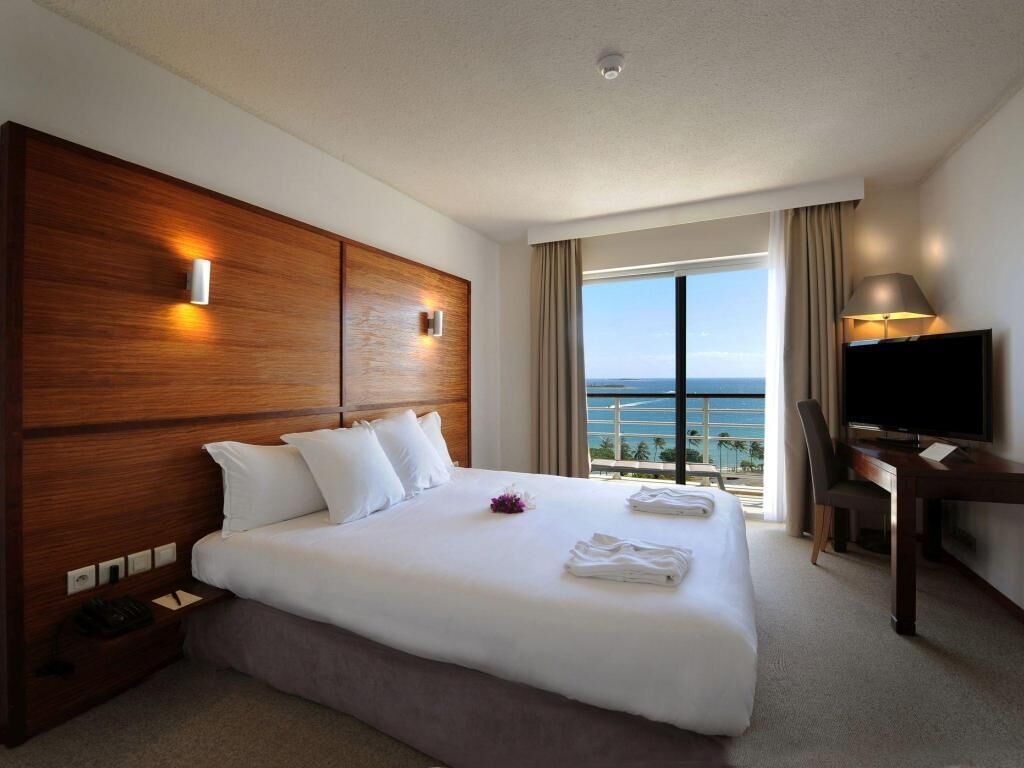 Premium bedding, in-room safe, iron/ironing board