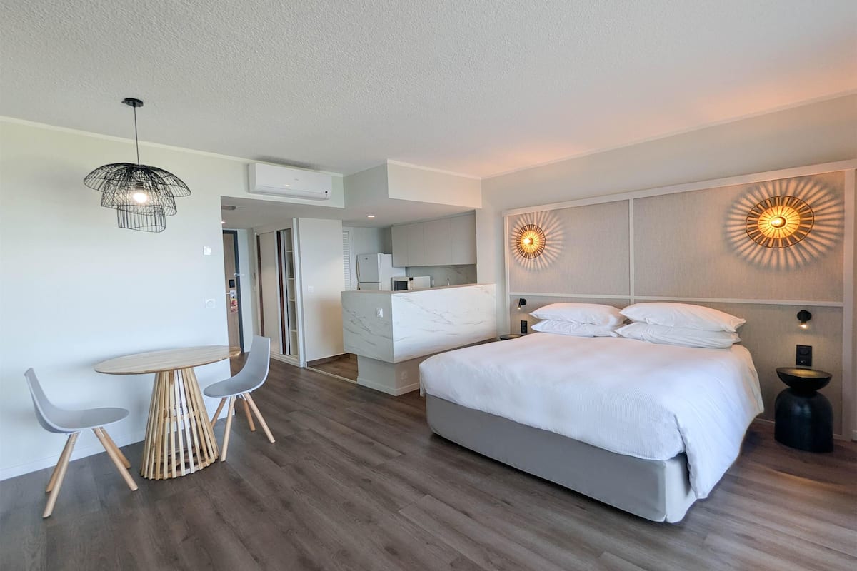 Deluxe Studio, Garden View | Premium bedding, in-room safe, iron/ironing board, free cots/infant beds
