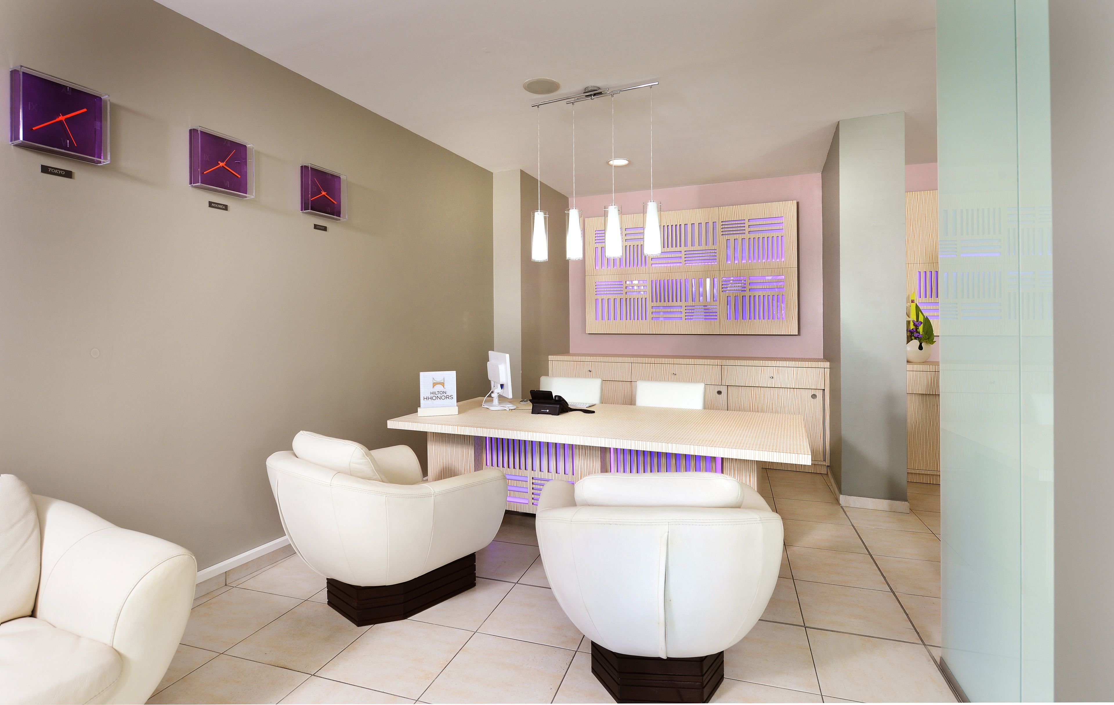 Een moderne badkamer met een wastafel, toilet en douche.