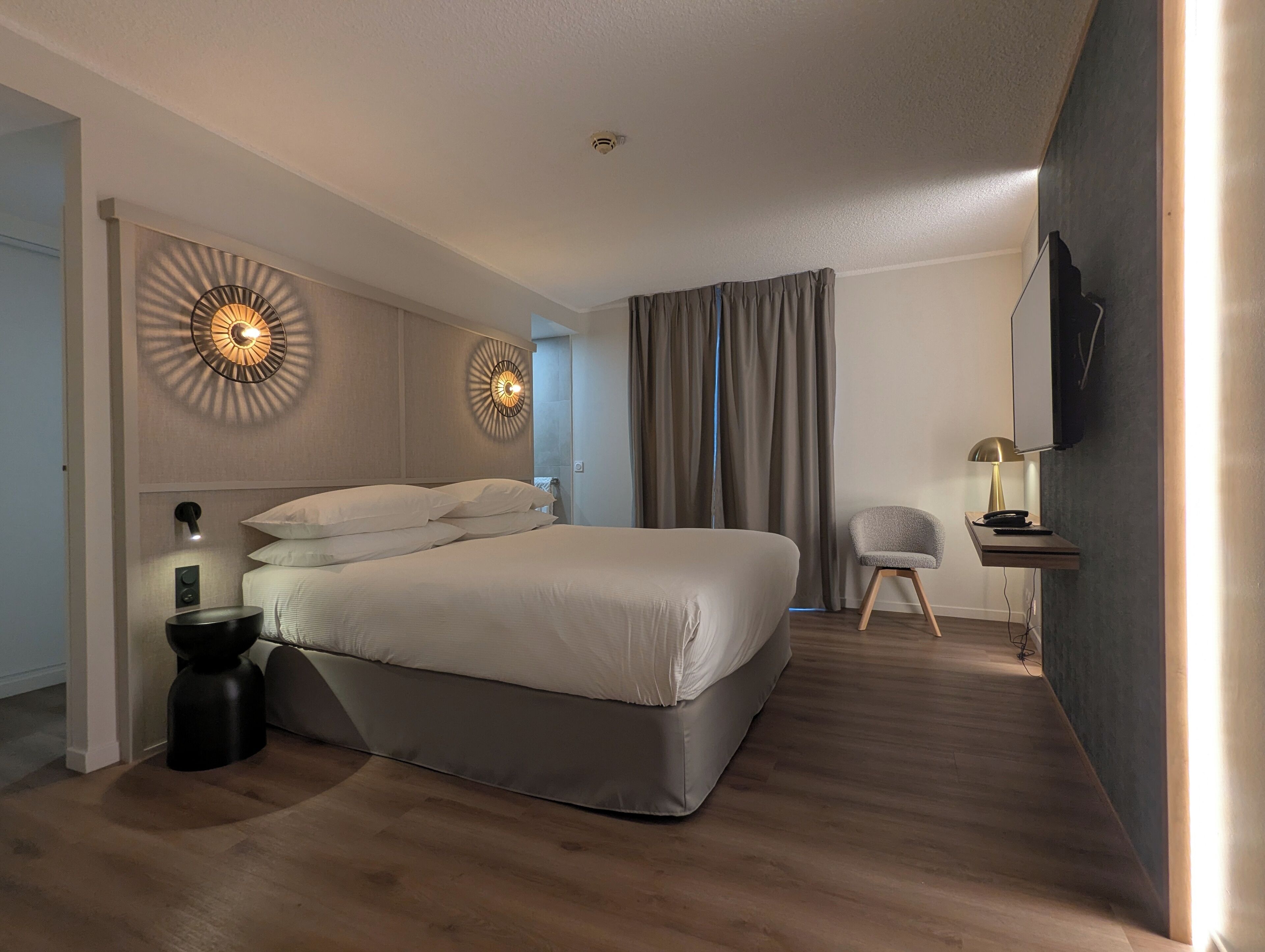 Premium bedding, in-room safe, iron/ironing board, free cots/infant beds