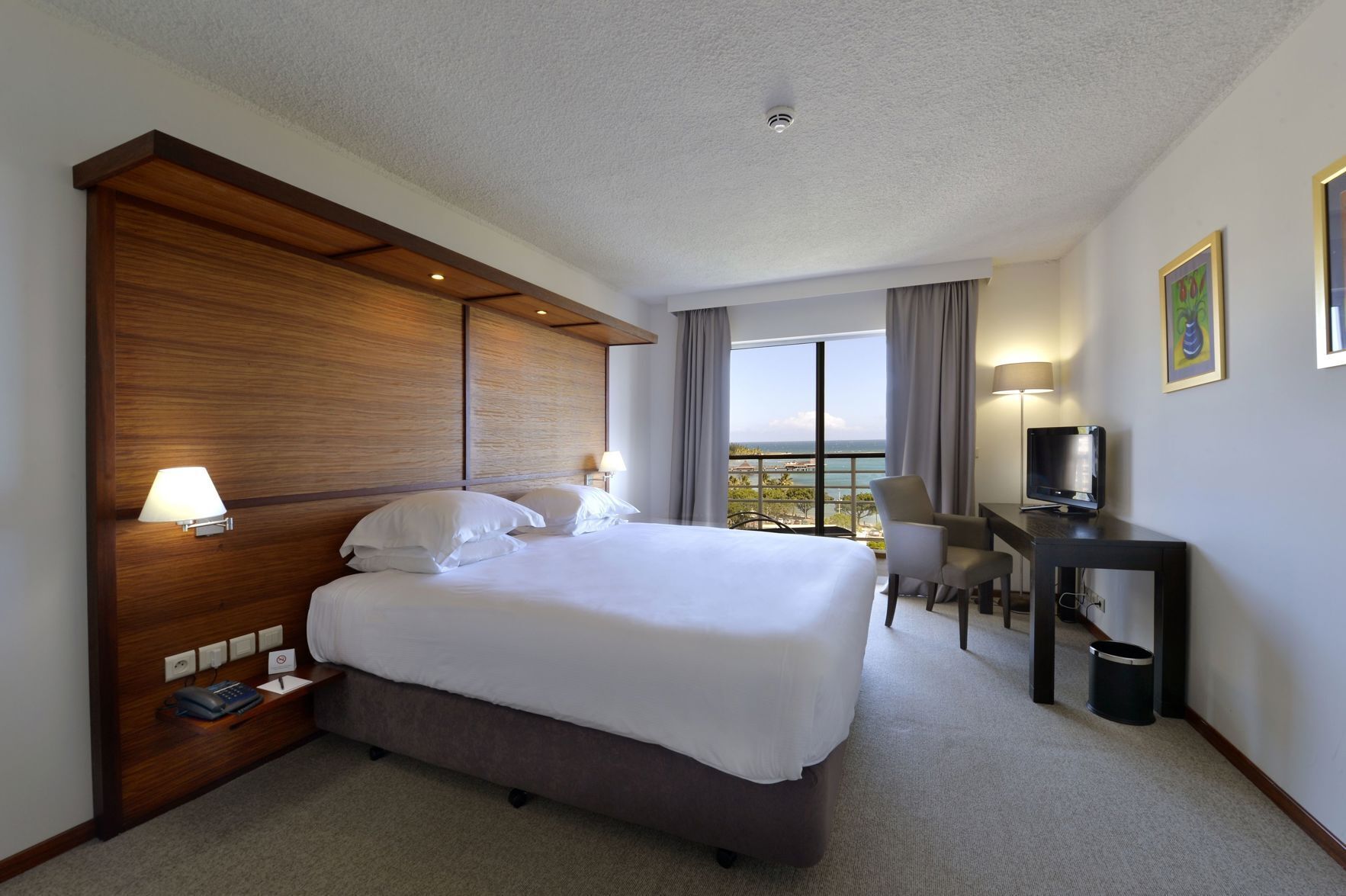 Premium bedding, in-room safe, iron/ironing board