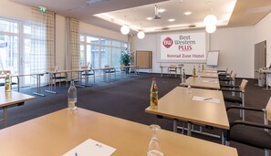 A conference room with tables, chairs, and a projector screen. - Best Western Plus Konrad Zuse Hotel (Huenfeld)