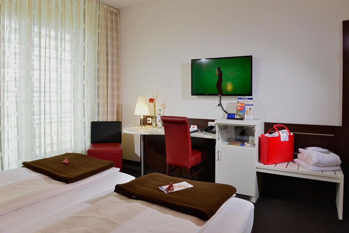 Comfort Room, 2 Twin Beds | Minibar, in-room safe, blackout drapes, WiFi (free)