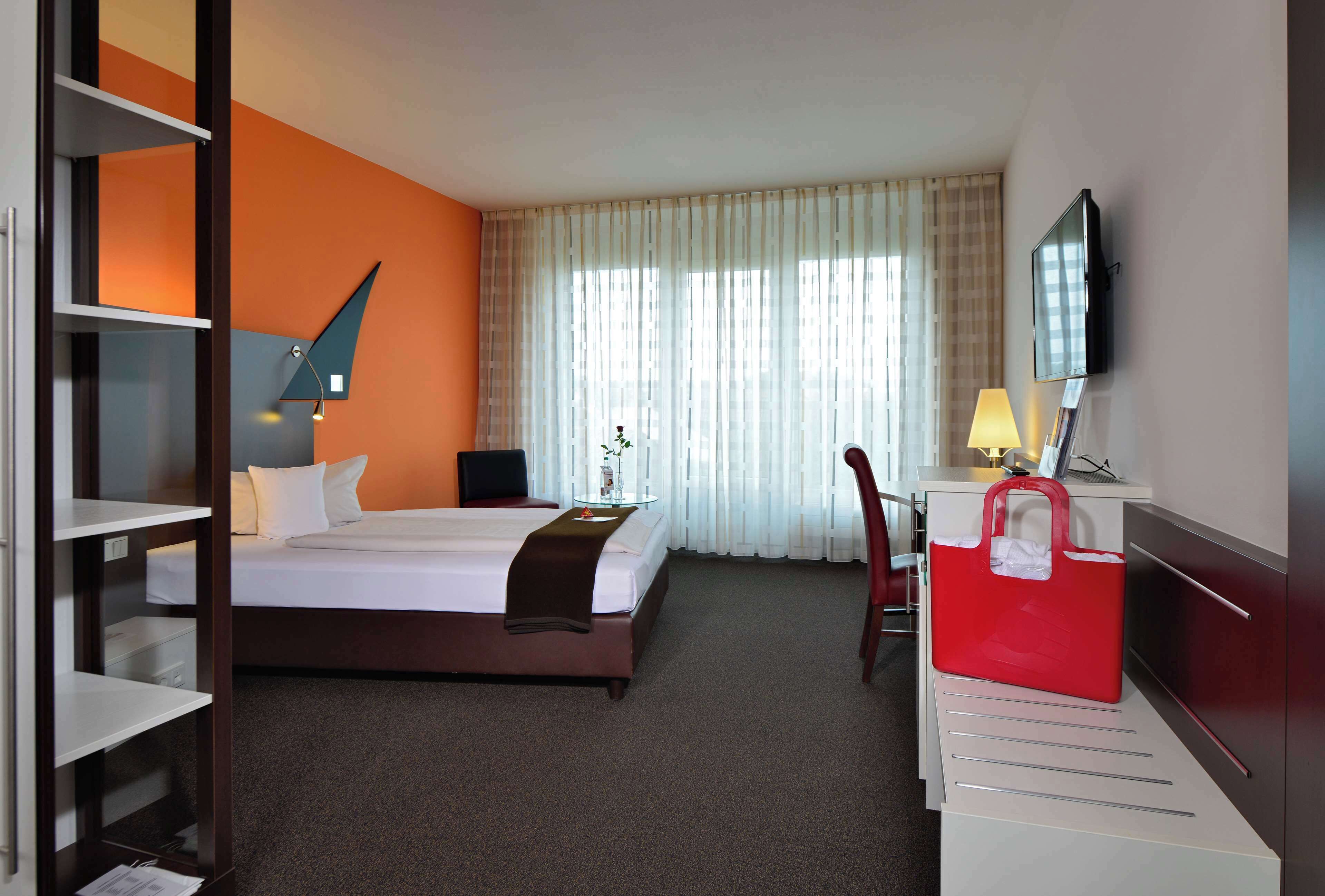comfort room, 1 queen bed | minibar, in-room safe, blackout curtains, free wifi
