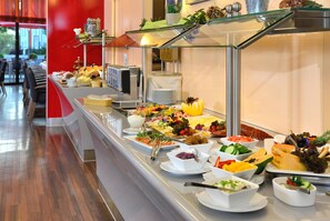A buffet with various food items and utensils. - Best Western Plus Konrad Zuse Hotel (Huenfeld)