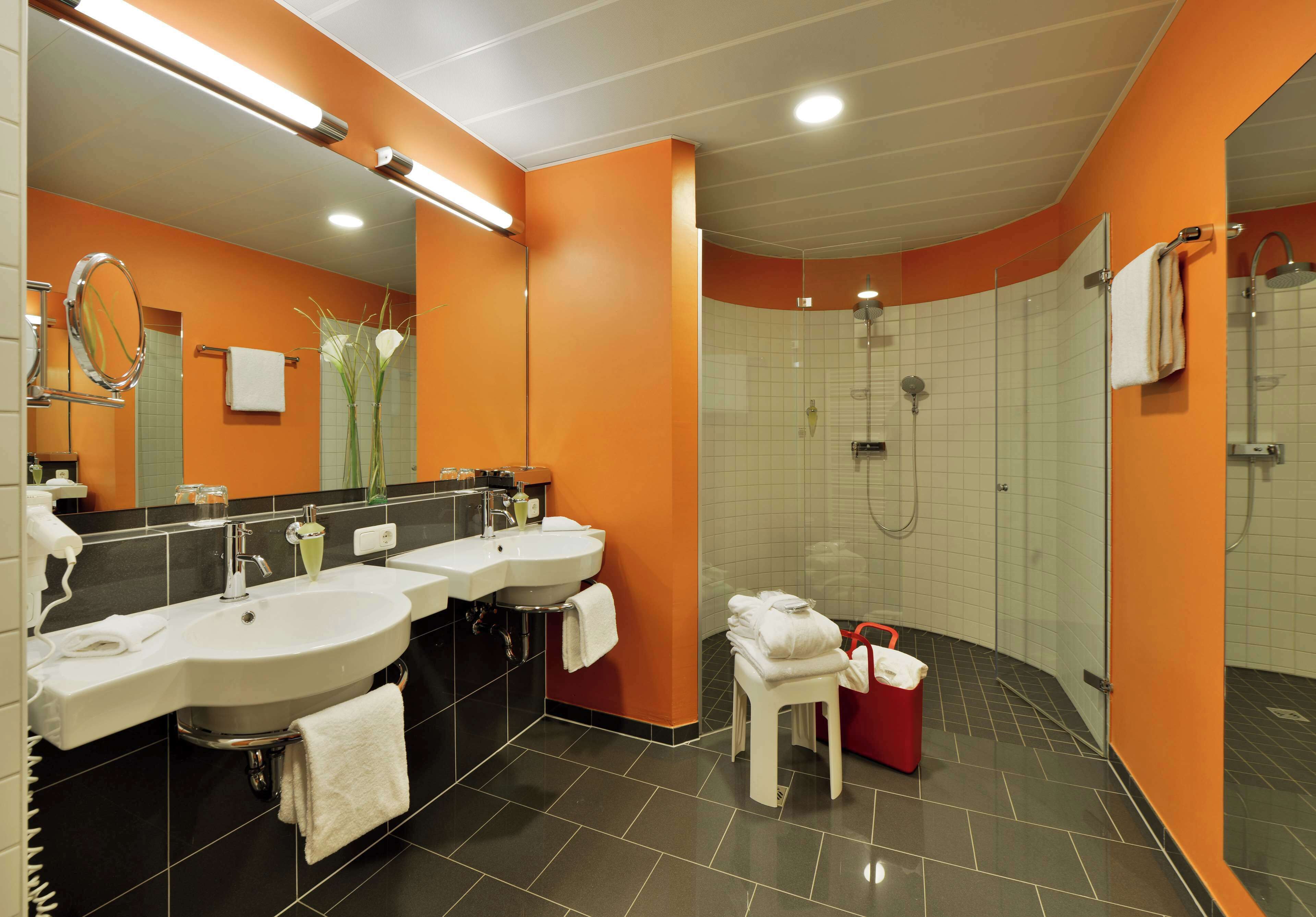 suite, 1 double bed (separate living room) | bathroom | shower, hair dryer, bathrobes, towels