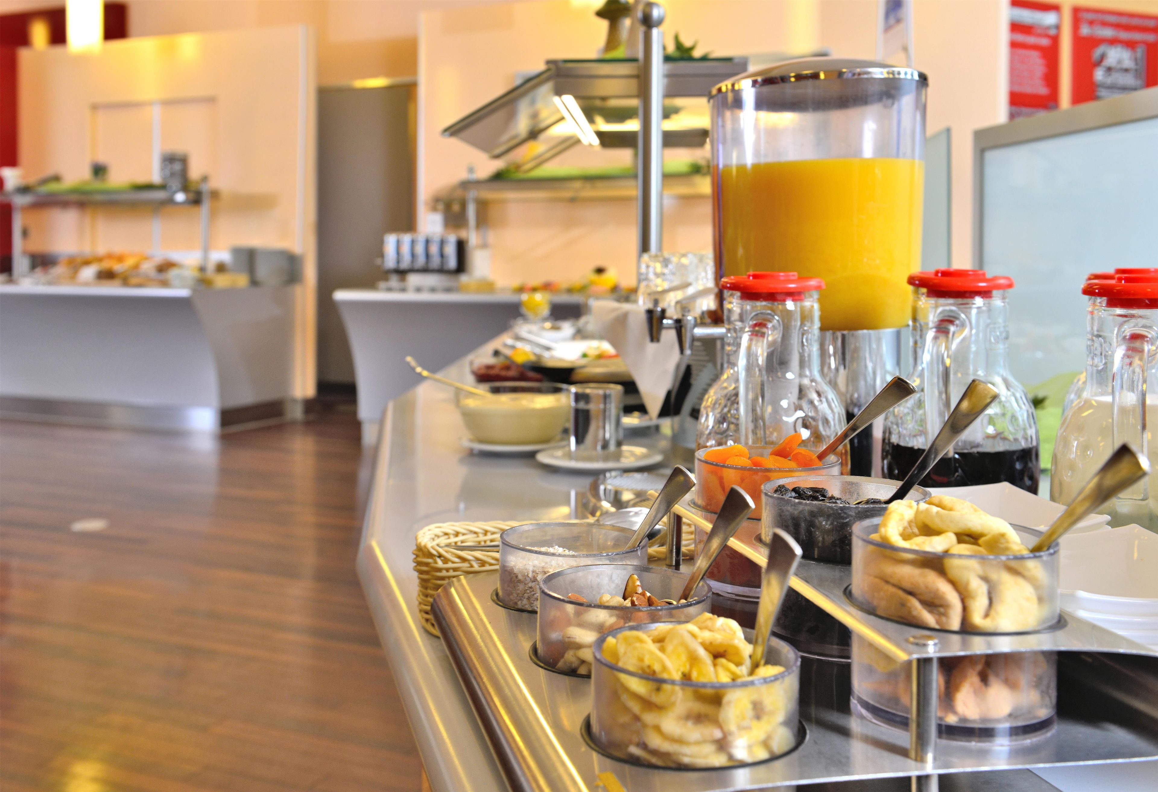 Ein reichhaltiges Buffet mit verschiedenen Speisen und einem Saftspender.