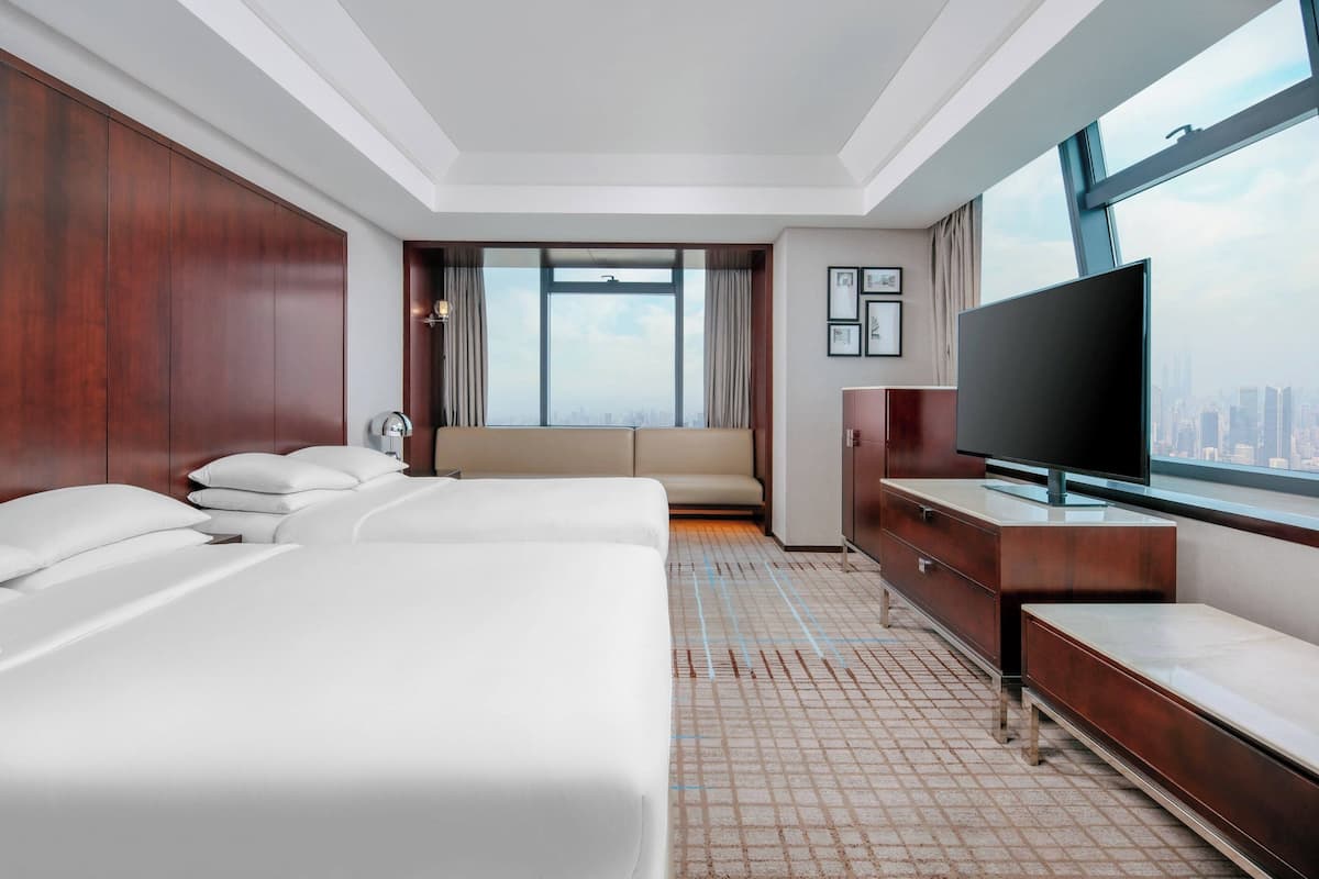 Club Premier Double Room | 1 bedroom, in-room safe, desk, soundproofing