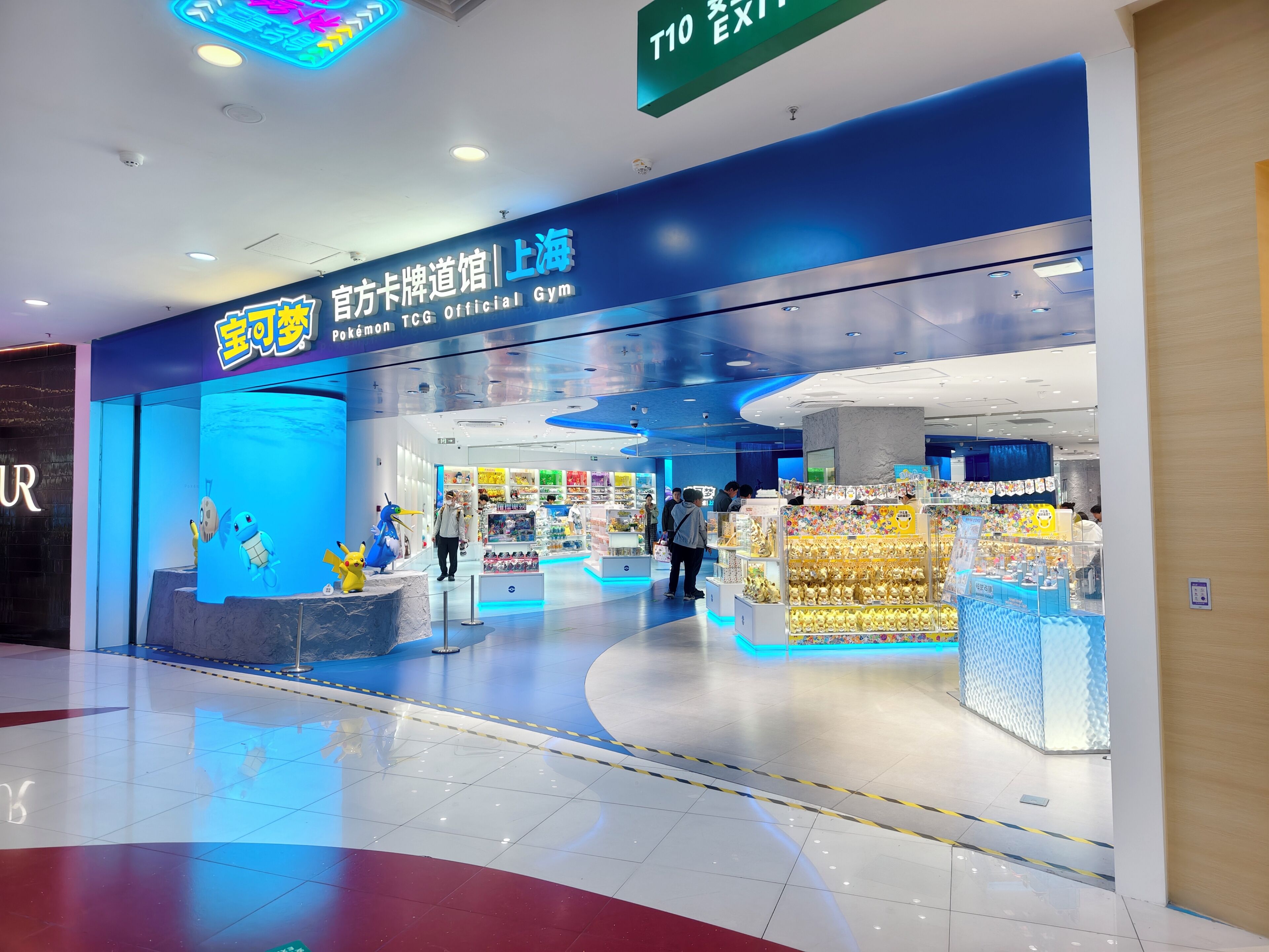 Un centre officiel Pokémon TCG, doté d’un grand espace d’exposition présentant des figurines et des produits dérivés Pokémon.