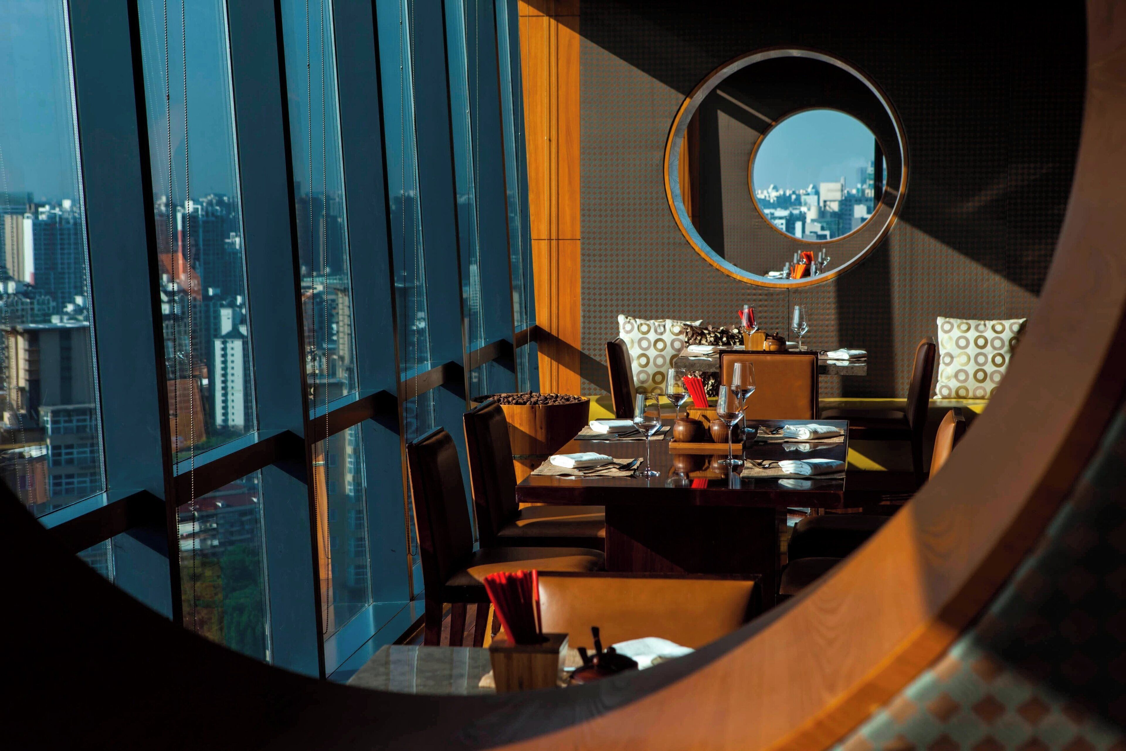 供应早餐、午餐和晚餐