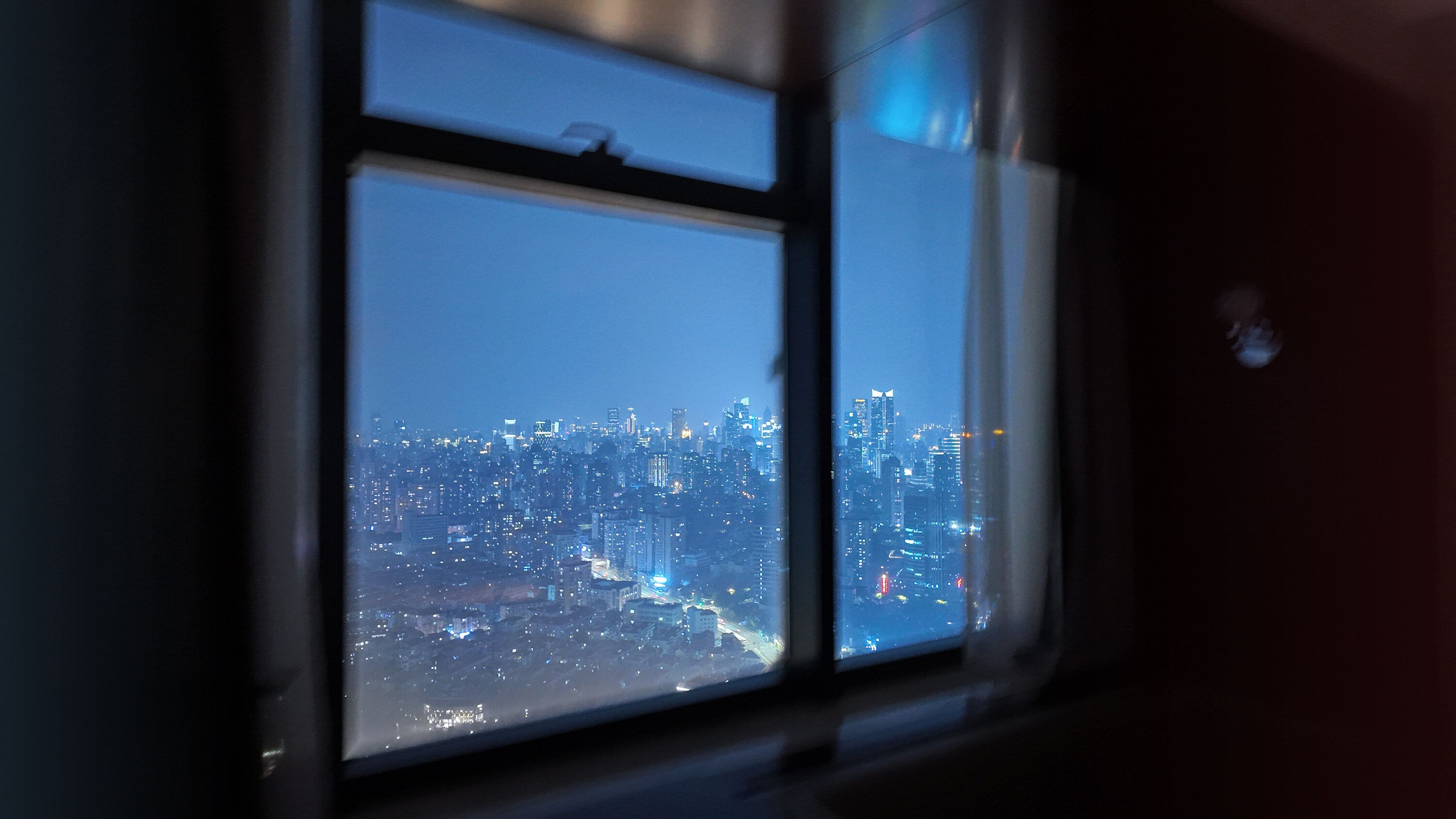 Caja de seguridad en la habitación y escritorio 