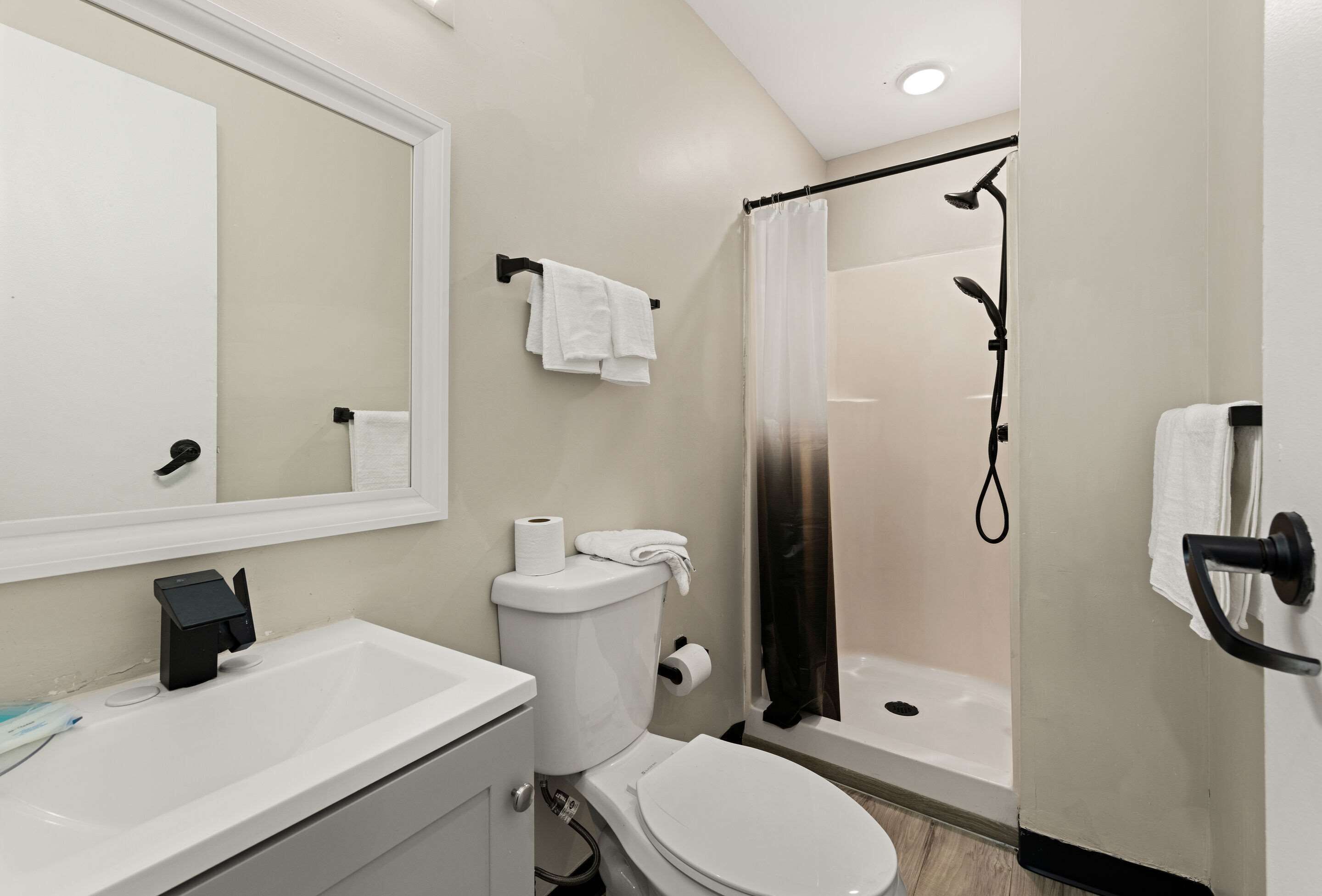 Habitación estándar, 1 cama de matrimonio grande, no fumadores | Colchones Select Comfort, mobiliario individual, escritorio