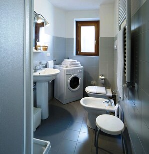 Apartament, 1 dormitori (ID5) | Bany | Dutxa, articles de tocador gratuïts, assecador de cabells i bidet 