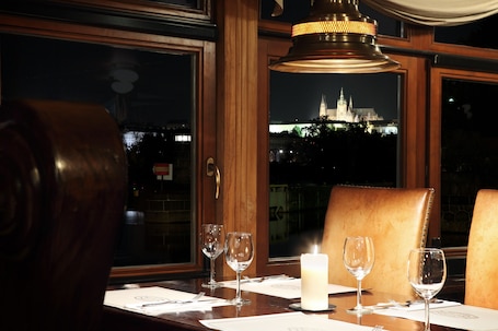 Se sirven desayunos (con vistas al mar) . Boat Hotel Matylda