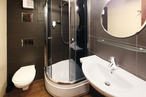 Shower, free toiletries, hair dryer, towels - Boat Hotel Matylda (Prague)