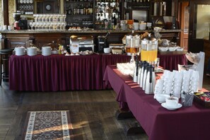 Breakfast served, ocean views  - Boat Hotel Matylda (Prague)