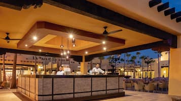 10 Bars/Lounges, 5 Bars im Pool, 5 Poolbars