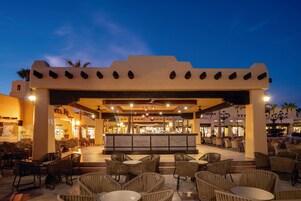 10 间酒吧/酒廊、5 间泳池酒吧、5 间池畔酒吧