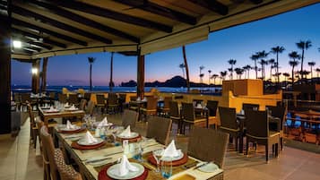 6 restaurantes, se sirven desayunos, cenas y cocina asiática