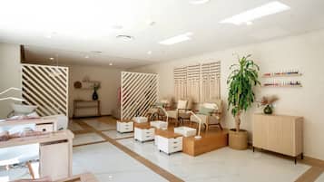 Salas de tratamiento para parejas, sauna y tina de hidromasaje