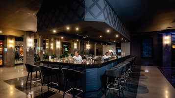 10 quầy bar/khu lounge, 3 quầy bar ngay sát hồ bơi