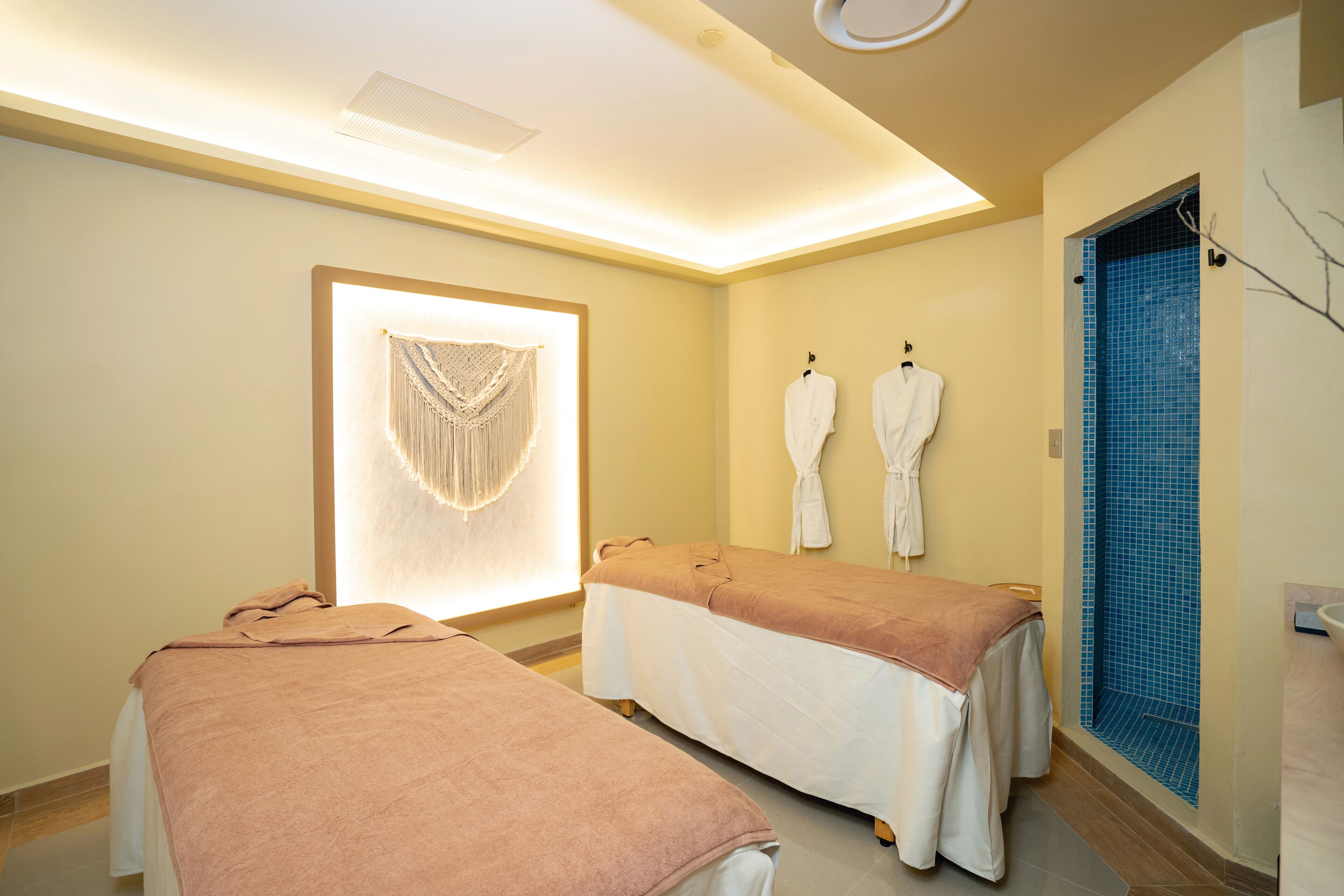 Couples treatment rooms, sauna, hot tub, hot springs, body treatments