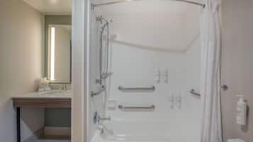 1 cama de matrimonio grande, accesible | Regadera en el baño