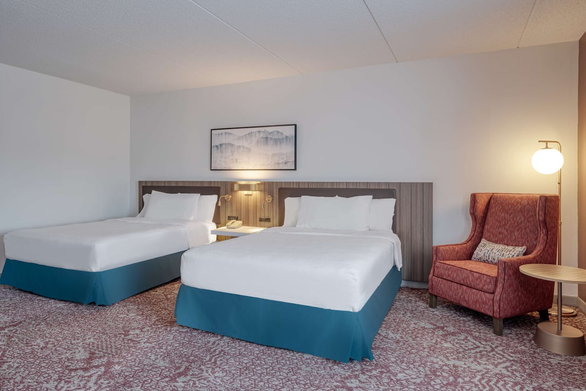 Room, 2 Katil Ratu (Queen), Accessible | Peti besi dalam bilik, seterika/papan seterika