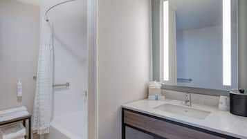 Habitación, 2 camas Queen size, con acceso para personas discapacitadas | Baño | Amenidades de baño gratuitas, secadora de cabello, toallas