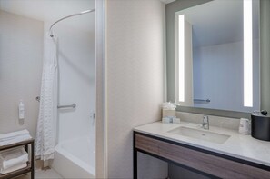 Chambre, 2 grands lits, accessible aux personnes à mobilité réduite | Salle de bain | Articles de toilette gratuits, sèche-cheveux, serviettes fournies