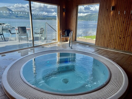 Holly Tree Hotel, Swimming Pool & Hot Tub