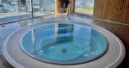 Holly Tree Hotel, Swimming Pool & Hot Tub