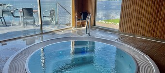 Holly Tree Hotel, Swimming Pool & Hot Tub