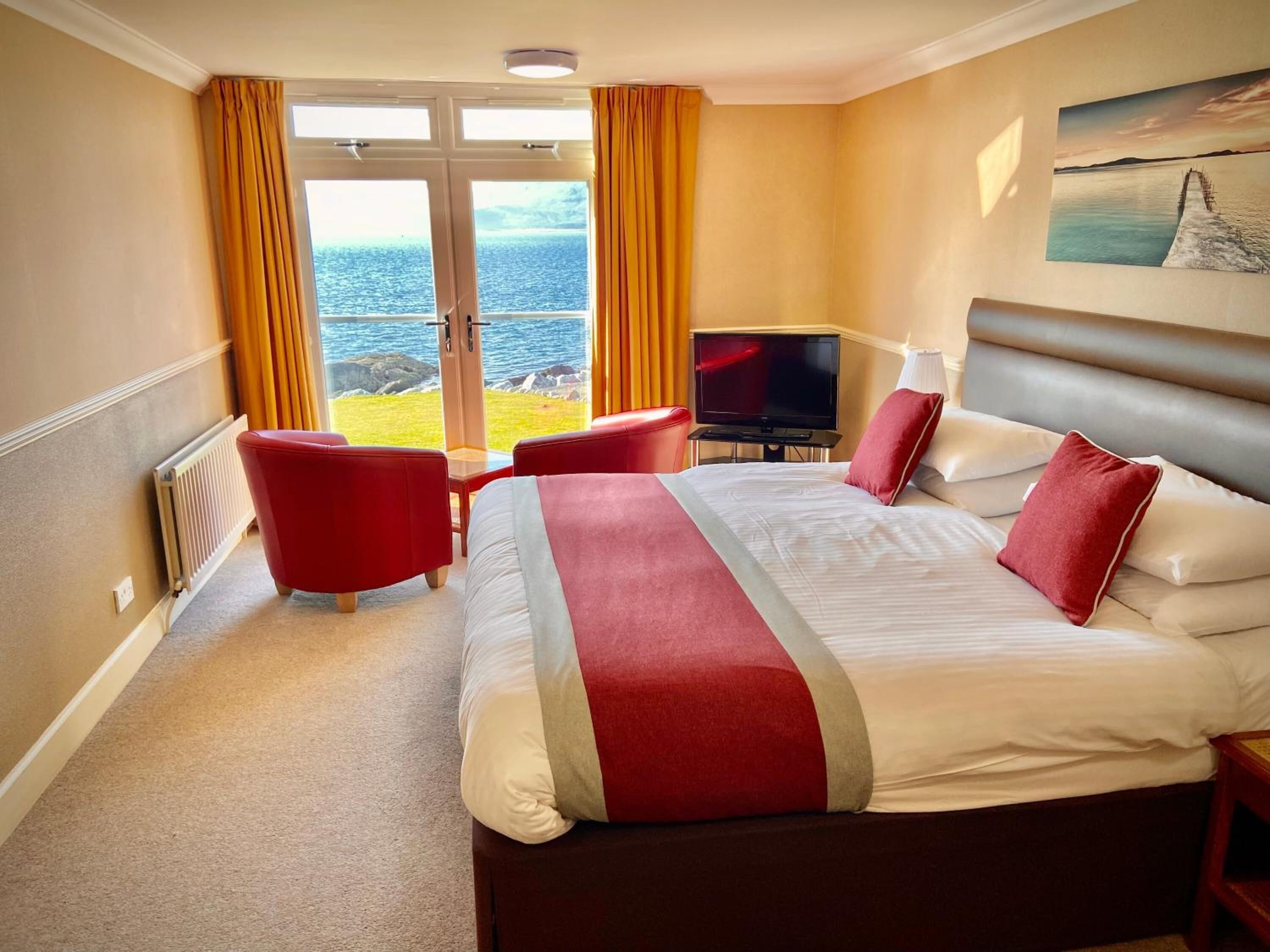 1 bedroom, desk, laptop workspace, soundproofing