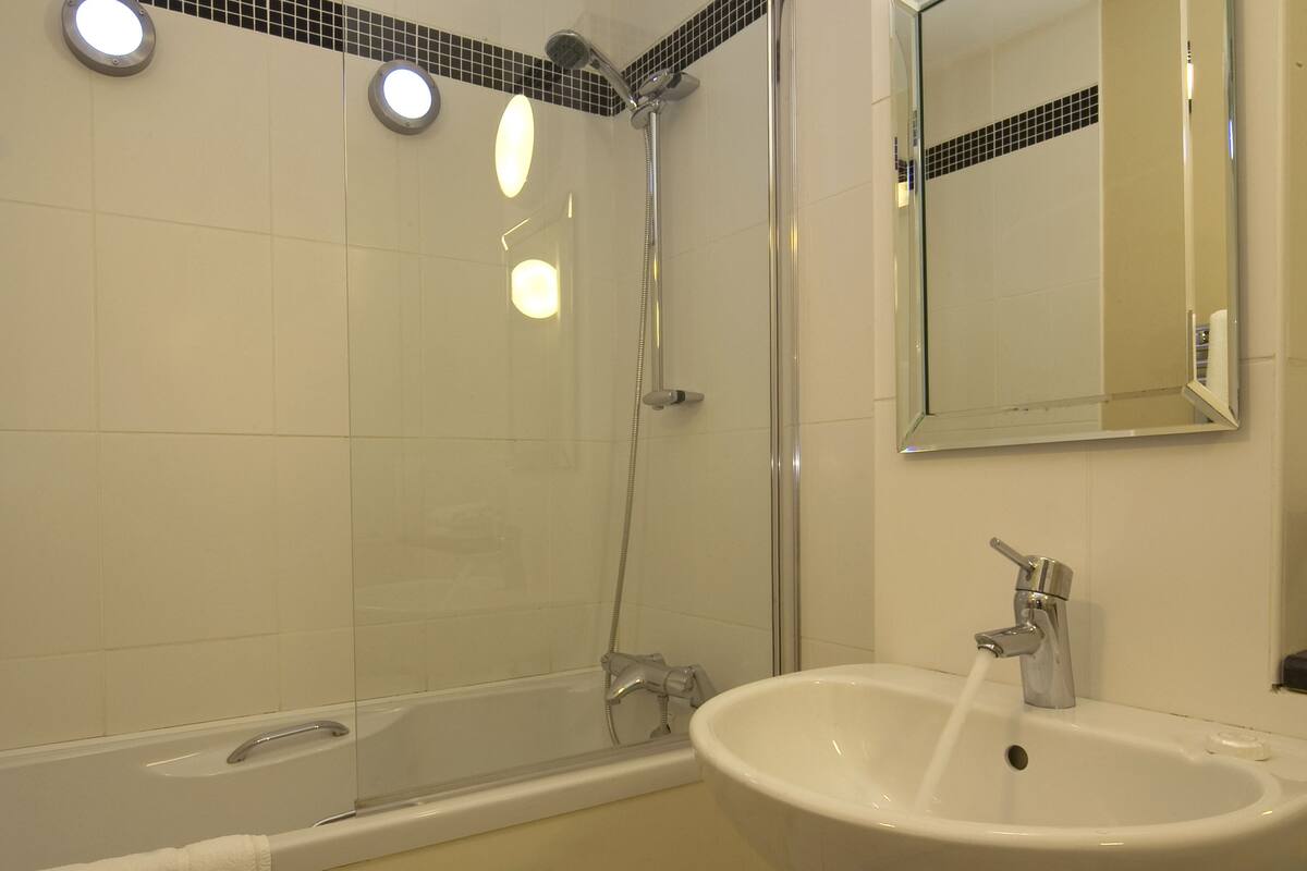 deluxe room | bathroom amenities | free toiletries, hair dryer, towels, shampoo