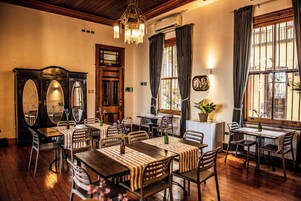 Lunch, dinner served; international cuisine, ocean views 