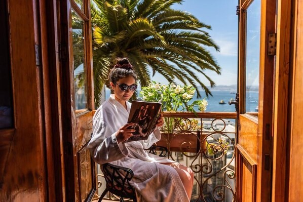 华丽双人房 | 高档床上用品、加厚床垫、客房内保险箱、特色装修