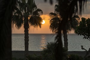Ubicación a pie de playa, arena negra, submarinismo y buceo con tubo