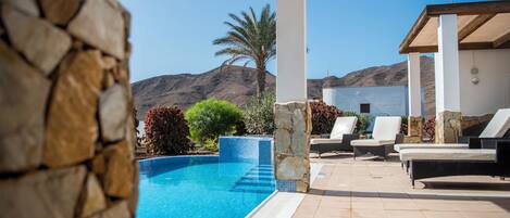 Innendørsbasseng og 4 utendørsbassenger