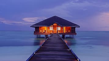 Pantai persendirian, pasir putih, kerusi lepak pantai, payung 