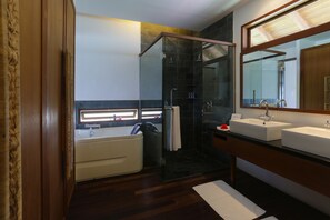 Water Villa | Bathroom | Combined shower/tub, free toiletries, hair dryer, bathrobes
