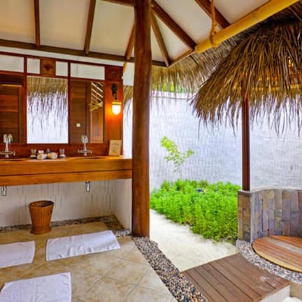 Villa, junto a la playa (semi detached) | Minibar, caja de seguridad en la habitación, escritorio y camas extra