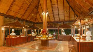 Un restaurant doté d’un haut plafond en bois et de toits en chaume.
