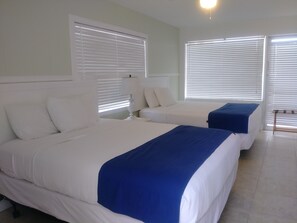 Standaard kamer, 2 tweepersoonsbedden | Gratis wifi, beddengoed, rolstoeltoegang