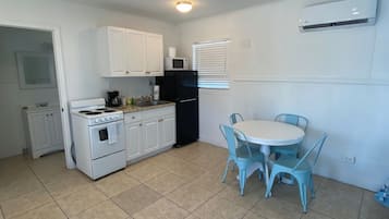 尊榮雙人房, 2 張標準雙人床, 夏威夷式陽台 (Kitchenette) | 1 間臥室、免費無線上網、床單、無障礙通道
